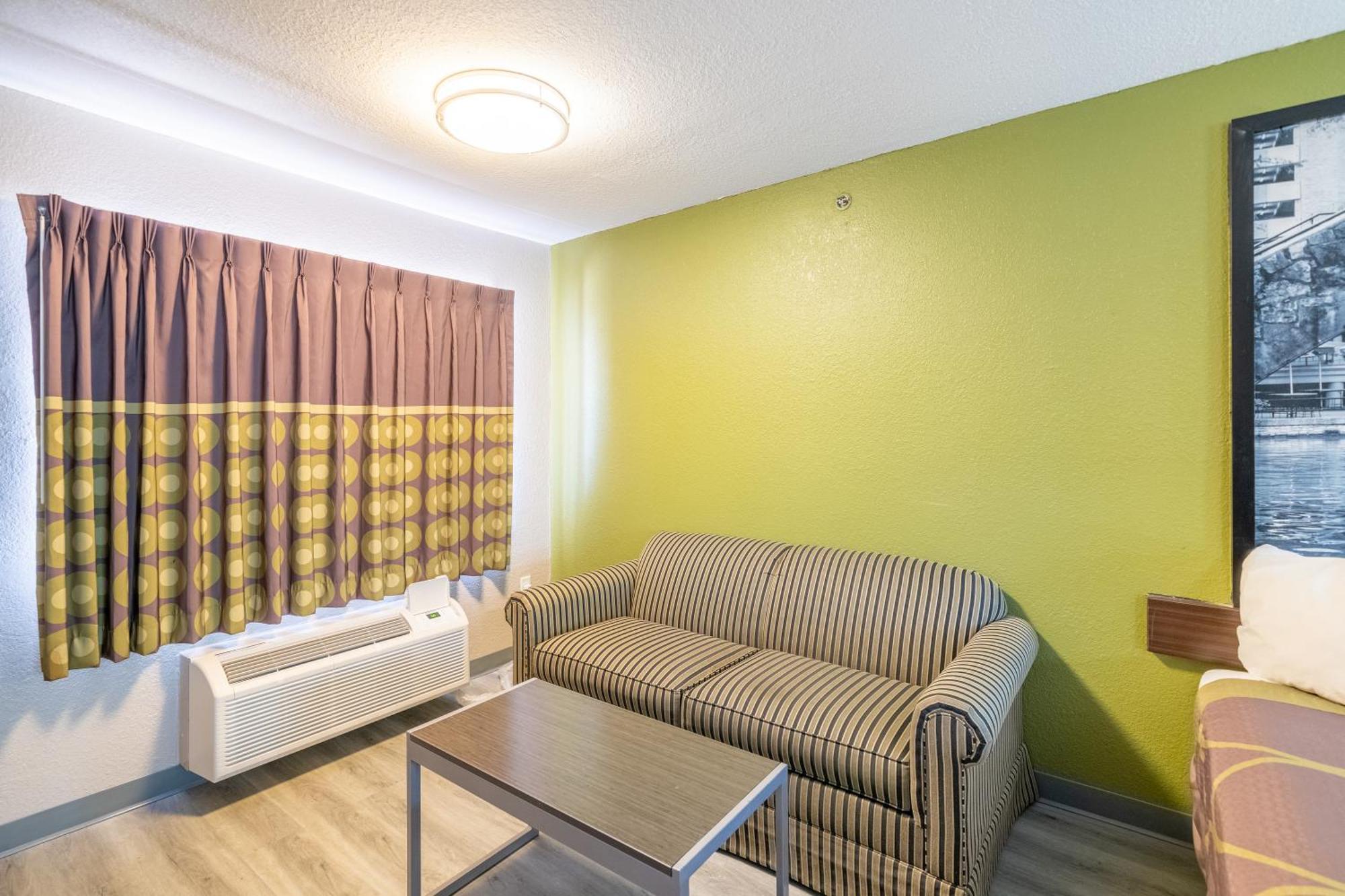 Super 8 By Wyndham San Antonio/Riverwalk Area Buitenkant foto